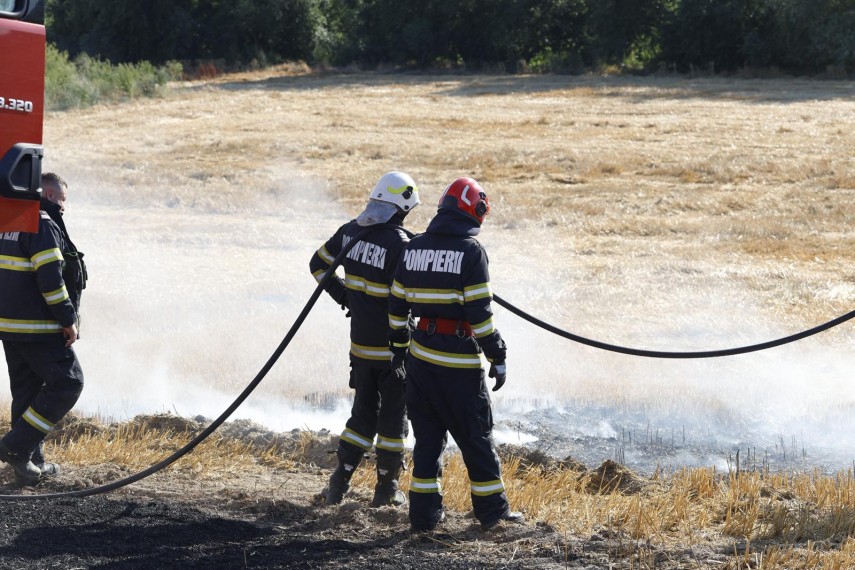 foto zi de foc in judetul tulcea pompierii au intervenit la patru incendii si mai multe situatii provocate foto zi de foc in judetul tulcea pompierii au intervenit la patru incendii si mai multe situatii provocate