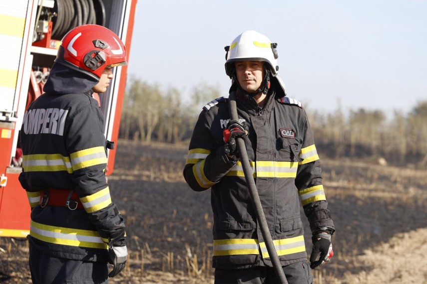 foto zi de foc in judetul tulcea pompierii au intervenit la patru incendii si mai multe situatii provocate foto zi de foc in judetul tulcea pompierii au intervenit la patru incendii si mai multe situatii provocate