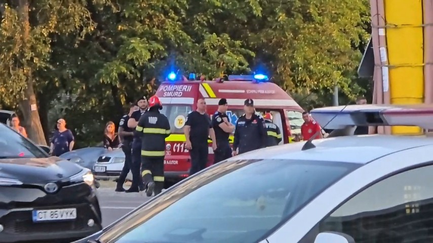 accident in zona hotelului rex din mamaia echipajele de interventie acorda primul ajutor pentru doua accident in zona hotelului rex din mamaia echipajele de interventie acorda primul ajutor pentru doua