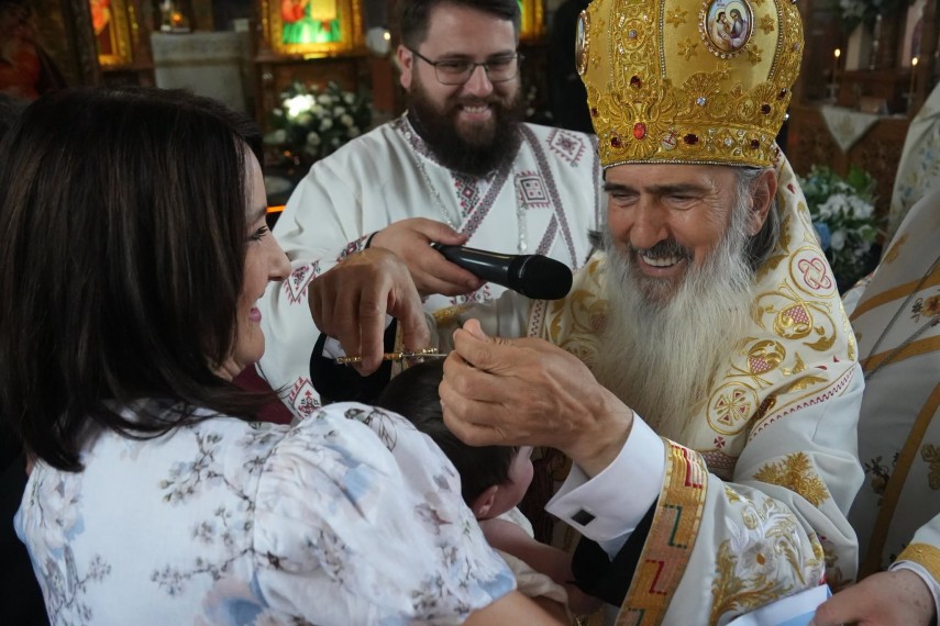 foto botez social la cumpana trei micuti ocrotiti de asistenti maternali au primit taina sfantului botez foto botez social la cumpana trei micuti ocrotiti de asistenti maternali au primit taina sfantului botez