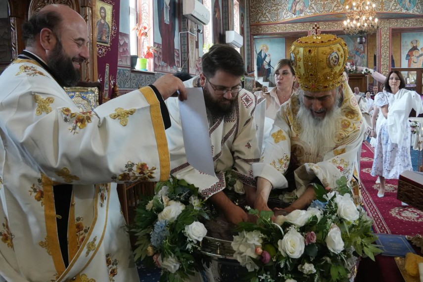 foto botez social la cumpana trei micuti ocrotiti de asistenti maternali au primit taina sfantului botez foto botez social la cumpana trei micuti ocrotiti de asistenti maternali au primit taina sfantului botez