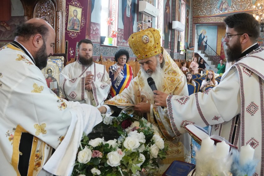 foto botez social la cumpana trei micuti ocrotiti de asistenti maternali au primit taina sfantului botez foto botez social la cumpana trei micuti ocrotiti de asistenti maternali au primit taina sfantului botez
