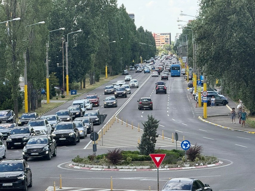 FOTO.Bulevardul Mamaia: Sute de masini circula in coloana bara la bara si inainteaza cu dificultate in statiune  
