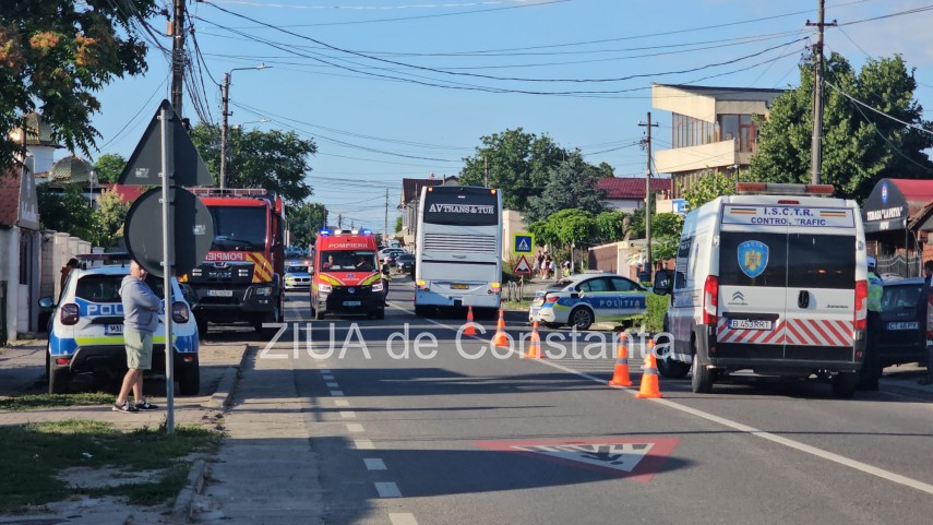 foto video accident grav in 2 mai o autospeciala de politie si o motocicleta lovite de un autocar trei foto video accident grav in 2 mai o autospeciala de politie si o motocicleta lovite de un autocar trei