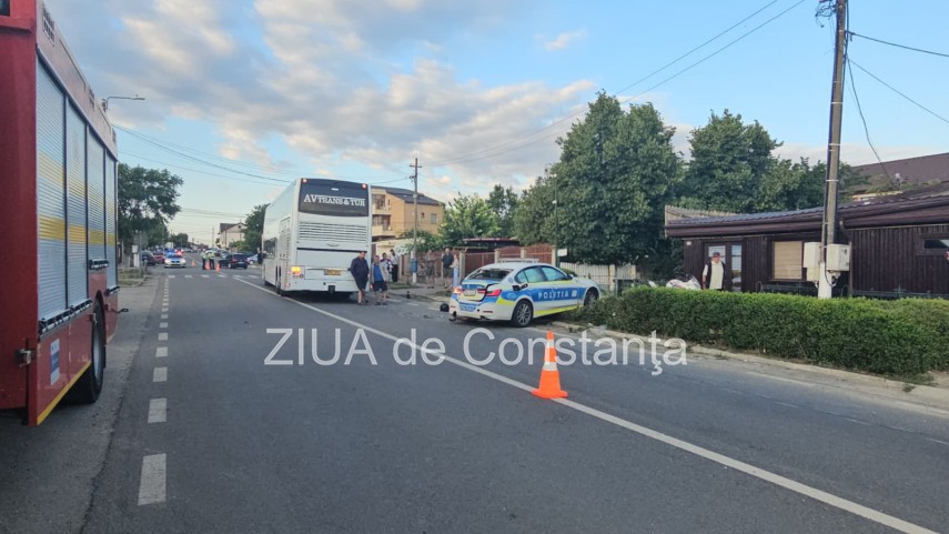 foto video accident grav in 2 mai o autospeciala de politie si o motocicleta lovite de un autocar trei foto video accident grav in 2 mai o autospeciala de politie si o motocicleta lovite de un autocar trei