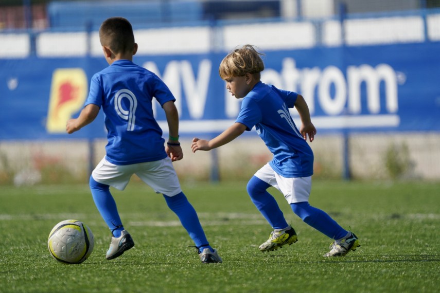 peste 150 de copii au participat la camp ul academiei hagi au muncit au invatat si s au bucurat de fotbal peste 150 de copii au participat la camp ul academiei hagi au muncit au invatat si s au bucurat de fotbal