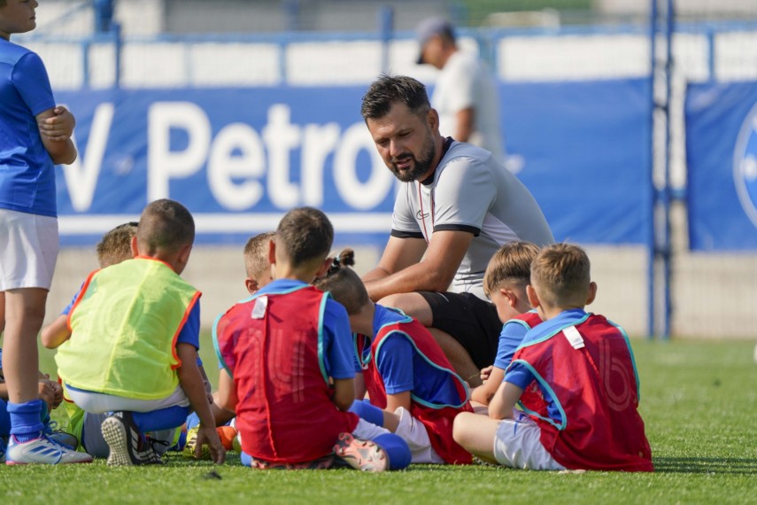 peste 150 de copii au participat la camp ul academiei hagi au muncit au invatat si s au bucurat de fotbal peste 150 de copii au participat la camp ul academiei hagi au muncit au invatat si s au bucurat de fotbal