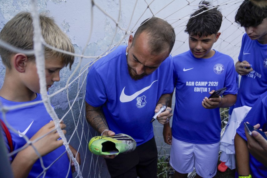 peste 150 de copii au participat la camp ul academiei hagi au muncit au invatat si s au bucurat de fotbal peste 150 de copii au participat la camp ul academiei hagi au muncit au invatat si s au bucurat de fotbal