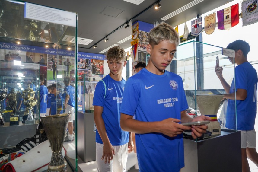 peste 150 de copii au participat la camp ul academiei hagi au muncit au invatat si s au bucurat de fotbal peste 150 de copii au participat la camp ul academiei hagi au muncit au invatat si s au bucurat de fotbal