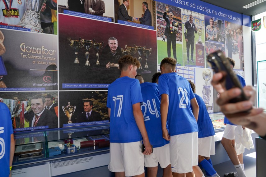 peste 150 de copii au participat la camp ul academiei hagi au muncit au invatat si s au bucurat de fotbal peste 150 de copii au participat la camp ul academiei hagi au muncit au invatat si s au bucurat de fotbal