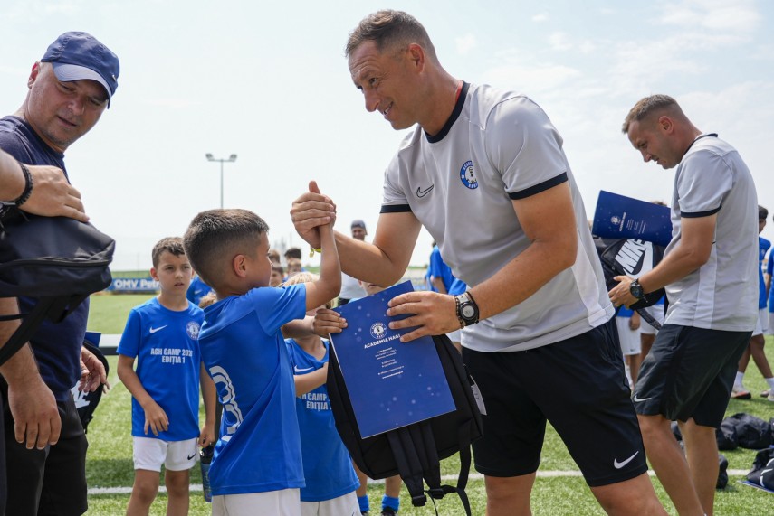 peste 150 de copii au participat la camp ul academiei hagi au muncit au invatat si s au bucurat de fotbal peste 150 de copii au participat la camp ul academiei hagi au muncit au invatat si s au bucurat de fotbal