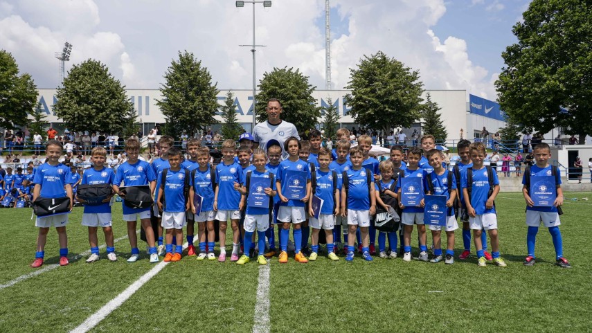 peste 150 de copii au participat la camp ul academiei hagi au muncit au invatat si s au bucurat de fotbal peste 150 de copii au participat la camp ul academiei hagi au muncit au invatat si s au bucurat de fotbal