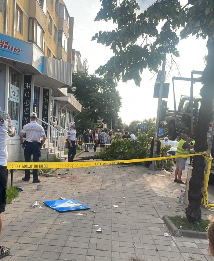 foto video imagini surprinse dupa accidentul din municipiul tulcea in care o femeie aflata pe o banca foto video imagini surprinse dupa accidentul din municipiul tulcea in care o femeie aflata pe o banca