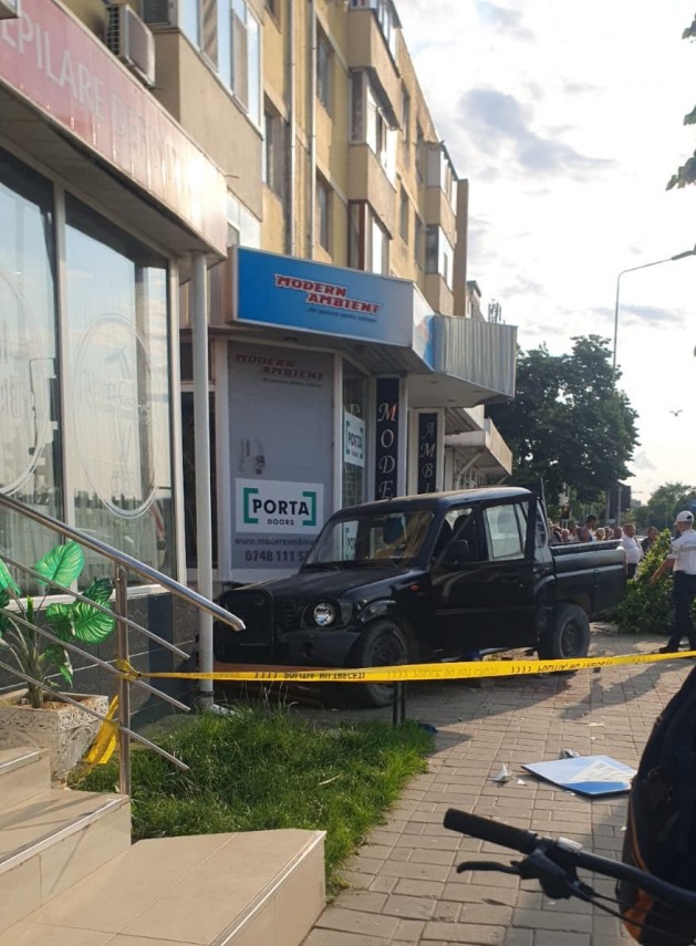 foto video imagini surprinse dupa accidentul din municipiul tulcea in care o femeie aflata pe o banca foto video imagini surprinse dupa accidentul din municipiul tulcea in care o femeie aflata pe o banca
