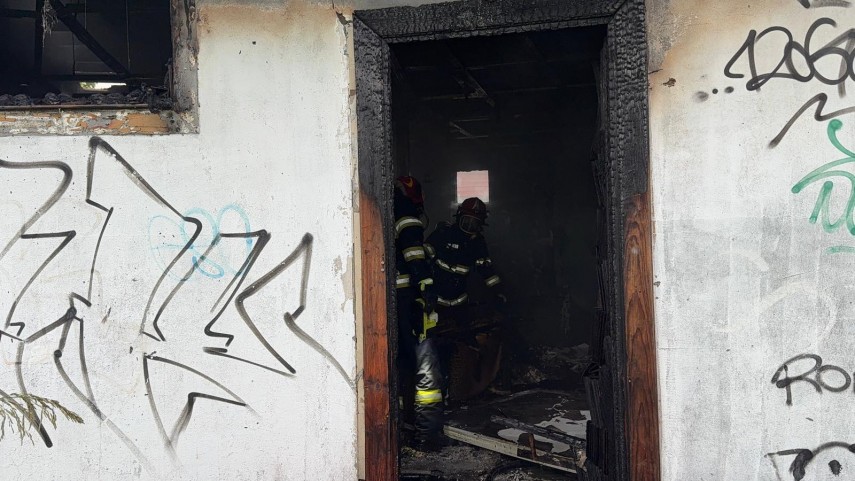 foto incendiu la o cladire dezafectata din tulcea pompierii au verificat daca sunt persoane surprinse foto incendiu la o cladire dezafectata din tulcea pompierii au verificat daca sunt persoane surprinse