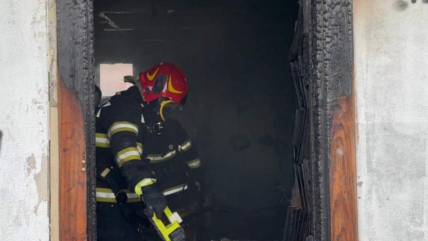 foto incendiu la o cladire dezafectata din tulcea pompierii au verificat daca sunt persoane surprinse foto incendiu la o cladire dezafectata din tulcea pompierii au verificat daca sunt persoane surprinse