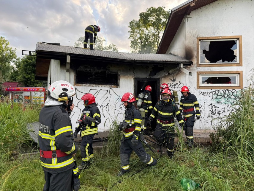 foto incendiu la o cladire dezafectata din tulcea pompierii au verificat daca sunt persoane surprinse foto incendiu la o cladire dezafectata din tulcea pompierii au verificat daca sunt persoane surprinse