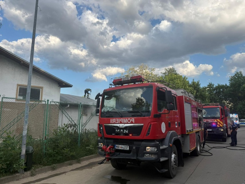 foto incendiu la o cladire dezafectata din tulcea pompierii au verificat daca sunt persoane surprinse foto incendiu la o cladire dezafectata din tulcea pompierii au verificat daca sunt persoane surprinse