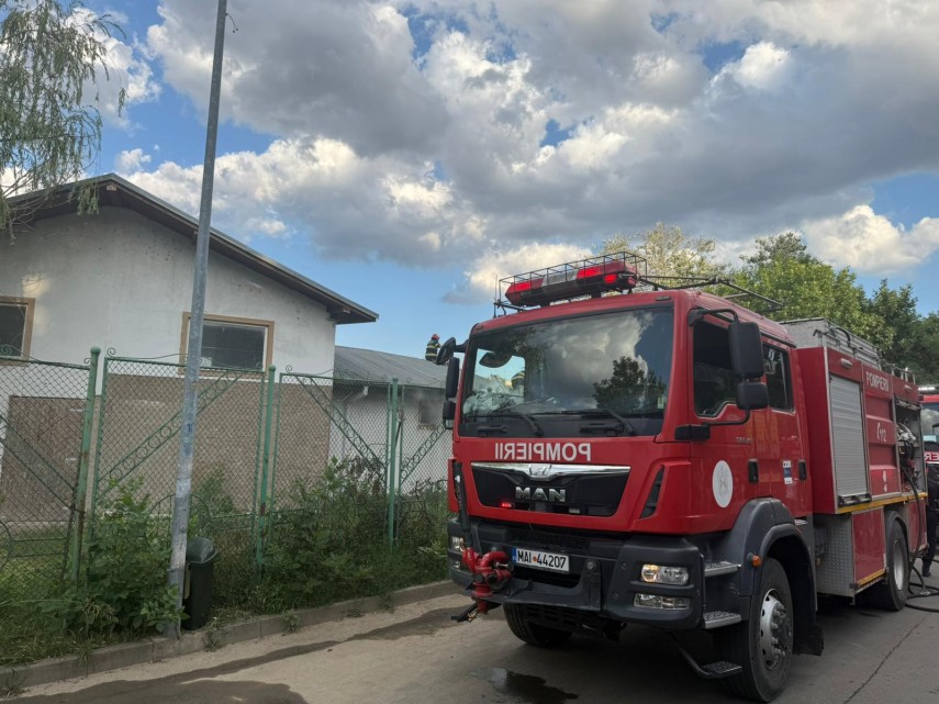 foto incendiu la o cladire dezafectata din tulcea pompierii au verificat daca sunt persoane surprinse foto incendiu la o cladire dezafectata din tulcea pompierii au verificat daca sunt persoane surprinse