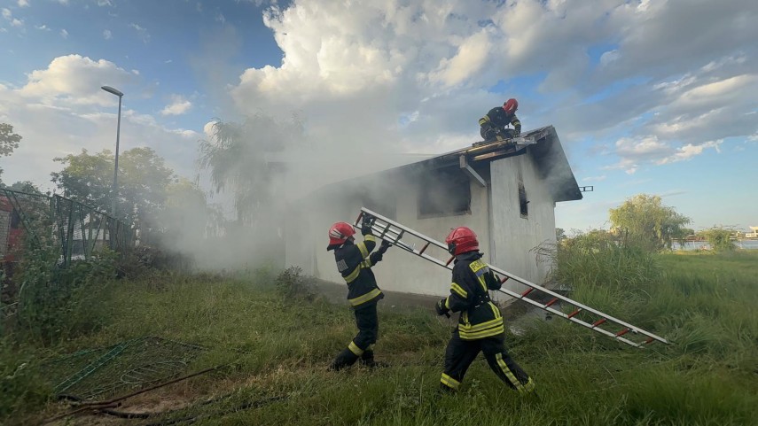 foto incendiu la o cladire dezafectata din tulcea pompierii au verificat daca sunt persoane surprinse foto incendiu la o cladire dezafectata din tulcea pompierii au verificat daca sunt persoane surprinse
