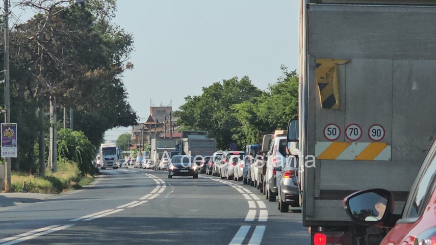 foto video trafic blocat total intre eforie nord si eforie sud dupa un accident violent o masina a rupt foto video trafic blocat total intre eforie nord si eforie sud dupa un accident violent o masina a rupt