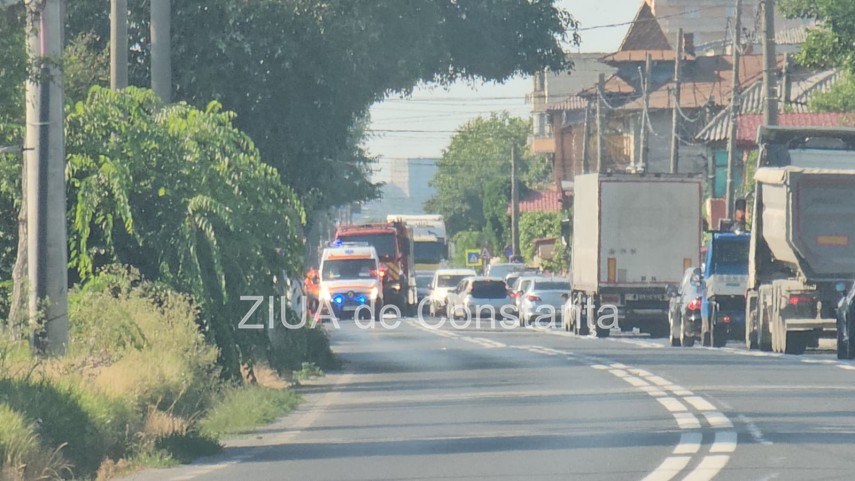foto video trafic blocat total intre eforie nord si eforie sud dupa un accident violent o masina a rupt foto video trafic blocat total intre eforie nord si eforie sud dupa un accident violent o masina a rupt