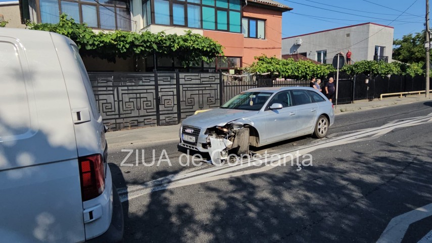 foto video trafic blocat total intre eforie nord si eforie sud dupa un accident violent o masina a rupt foto video trafic blocat total intre eforie nord si eforie sud dupa un accident violent o masina a rupt
