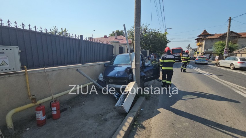 foto video trafic blocat total intre eforie nord si eforie sud dupa un accident violent o masina a rupt foto video trafic blocat total intre eforie nord si eforie sud dupa un accident violent o masina a rupt