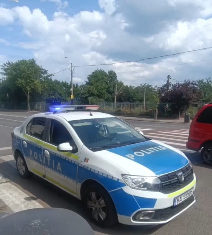 foto video politistii rutieri in sprijinul sectiei 2 constanta au ajutat la prinderea a doua femei banuite foto video politistii rutieri in sprijinul sectiei 2 constanta au ajutat la prinderea a doua femei banuite