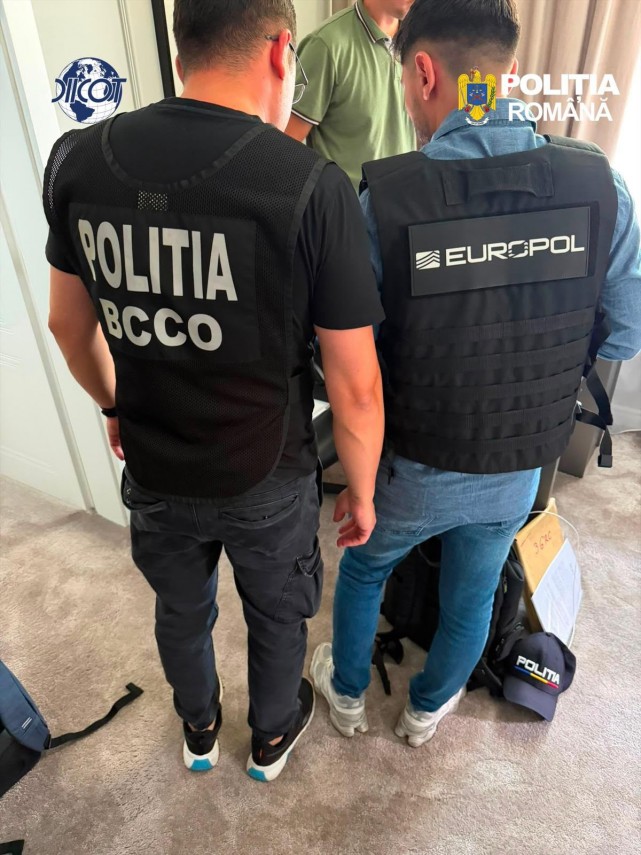 foto perchezitii diicot la o grupare de criminalitate informatica din valcea prejudiciu de peste 1 35 foto perchezitii diicot la o grupare de criminalitate informatica din valcea prejudiciu de peste 1 35