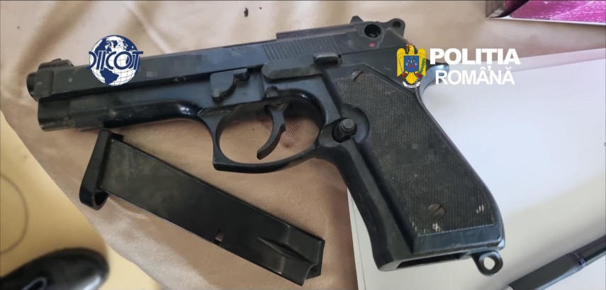 foto perchezitii diicot la o grupare de criminalitate informatica din valcea prejudiciu de peste 1 35 foto perchezitii diicot la o grupare de criminalitate informatica din valcea prejudiciu de peste 1 35