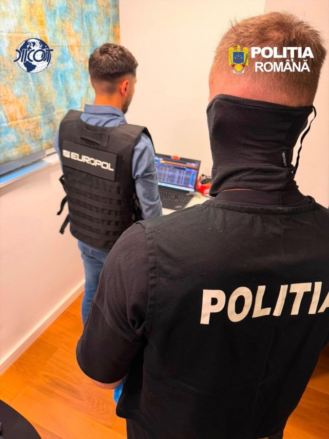 foto perchezitii diicot la o grupare de criminalitate informatica din valcea prejudiciu de peste 1 35 foto perchezitii diicot la o grupare de criminalitate informatica din valcea prejudiciu de peste 1 35