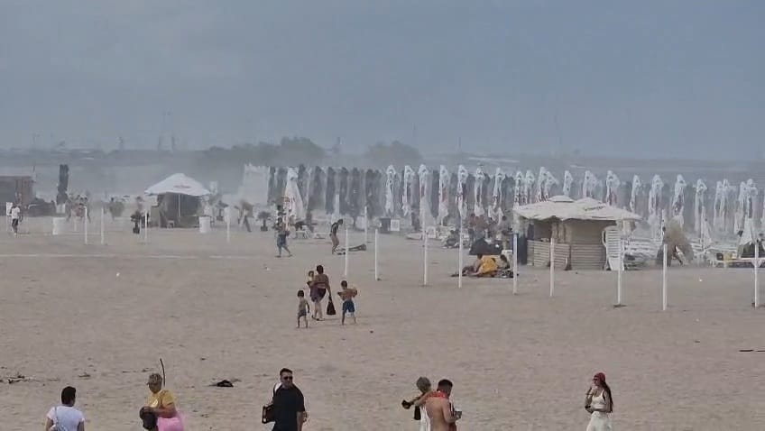 stiri constanta azi foto video furtuna de nisip pe plaja din eforie nord in timpul codului galben de stiri constanta azi foto video furtuna de nisip pe plaja din eforie nord in timpul codului galben de