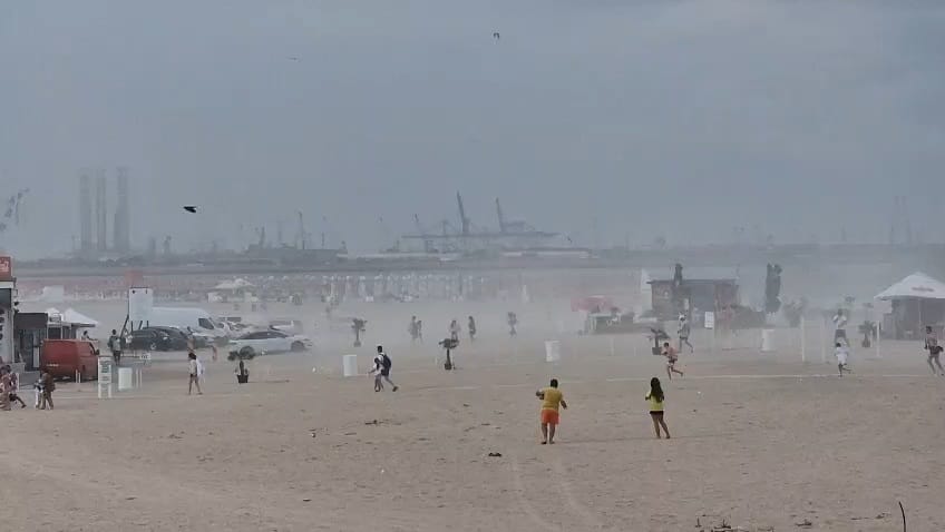 stiri constanta azi foto video furtuna de nisip pe plaja din eforie nord in timpul codului galben de stiri constanta azi foto video furtuna de nisip pe plaja din eforie nord in timpul codului galben de