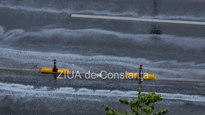 foto video spuma pe carosabil dupa ploaia din constanta fenomenul a aparut in timpul avertizarilor meteo foto video spuma pe carosabil dupa ploaia din constanta fenomenul a aparut in timpul avertizarilor meteo