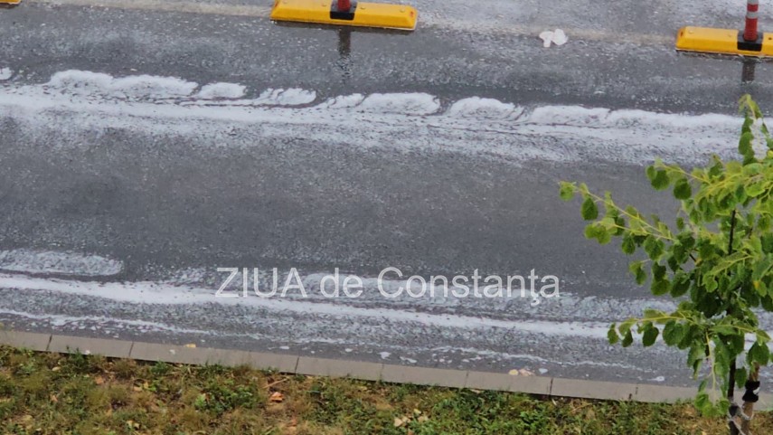 foto video spuma pe carosabil dupa ploaia din constanta fenomenul a aparut in timpul avertizarilor meteo foto video spuma pe carosabil dupa ploaia din constanta fenomenul a aparut in timpul avertizarilor meteo
