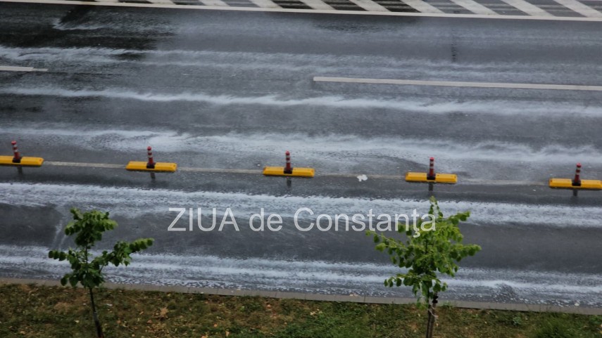 foto video spuma pe carosabil dupa ploaia din constanta fenomenul a aparut in timpul avertizarilor meteo foto video spuma pe carosabil dupa ploaia din constanta fenomenul a aparut in timpul avertizarilor meteo