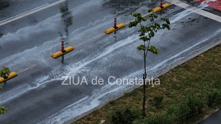 foto video spuma pe carosabil dupa ploaia din constanta fenomenul a aparut in timpul avertizarilor meteo foto video spuma pe carosabil dupa ploaia din constanta fenomenul a aparut in timpul avertizarilor meteo