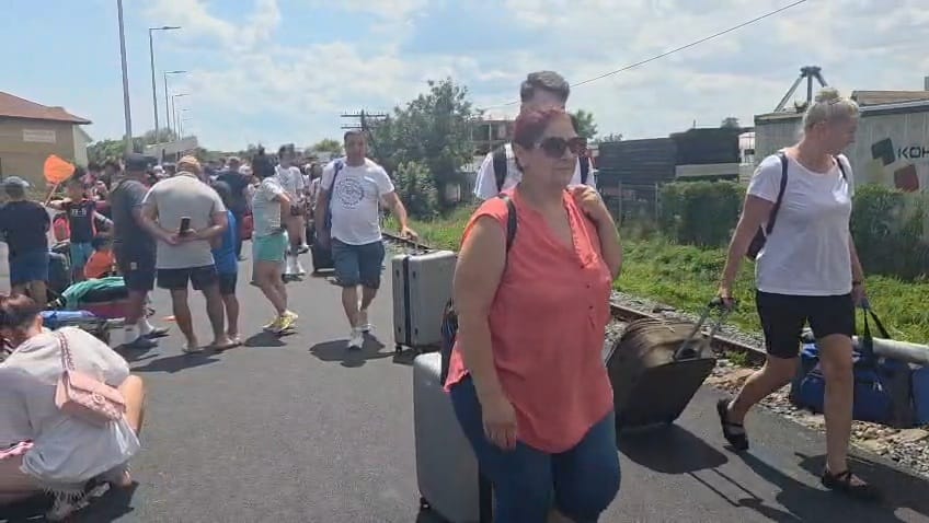 foto video incepe festivalul beach please gara costinesti luata cu asalt de tinerii veniti pe litoral foto video incepe festivalul beach please gara costinesti luata cu asalt de tinerii veniti pe litoral