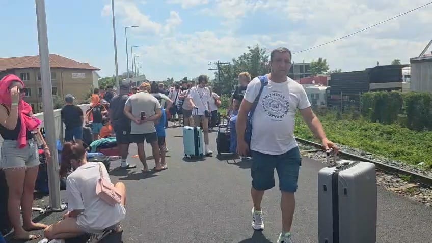 foto video incepe festivalul beach please gara costinesti luata cu asalt de tinerii veniti pe litoral foto video incepe festivalul beach please gara costinesti luata cu asalt de tinerii veniti pe litoral