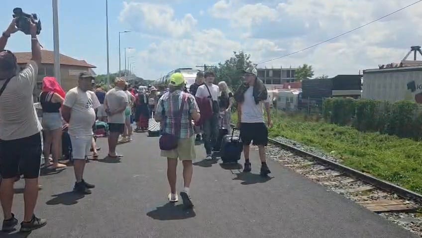foto video incepe festivalul beach please gara costinesti luata cu asalt de tinerii veniti pe litoral foto video incepe festivalul beach please gara costinesti luata cu asalt de tinerii veniti pe litoral