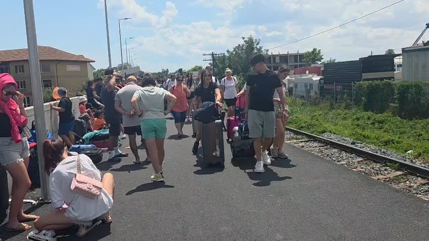 foto video incepe festivalul beach please gara costinesti luata cu asalt de tinerii veniti pe litoral foto video incepe festivalul beach please gara costinesti luata cu asalt de tinerii veniti pe litoral