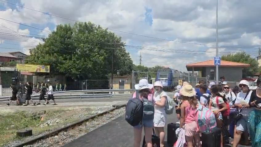 foto video incepe festivalul beach please gara costinesti luata cu asalt de tinerii veniti pe litoral foto video incepe festivalul beach please gara costinesti luata cu asalt de tinerii veniti pe litoral