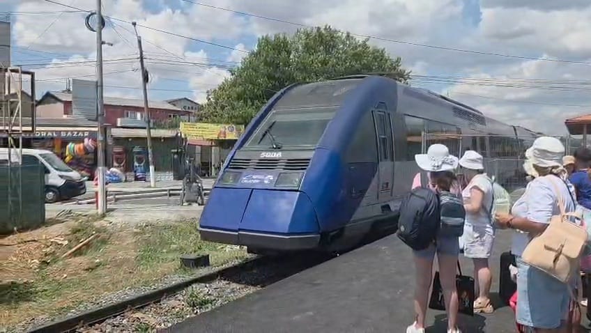 foto video incepe festivalul beach please gara costinesti luata cu asalt de tinerii veniti pe litoral foto video incepe festivalul beach please gara costinesti luata cu asalt de tinerii veniti pe litoral