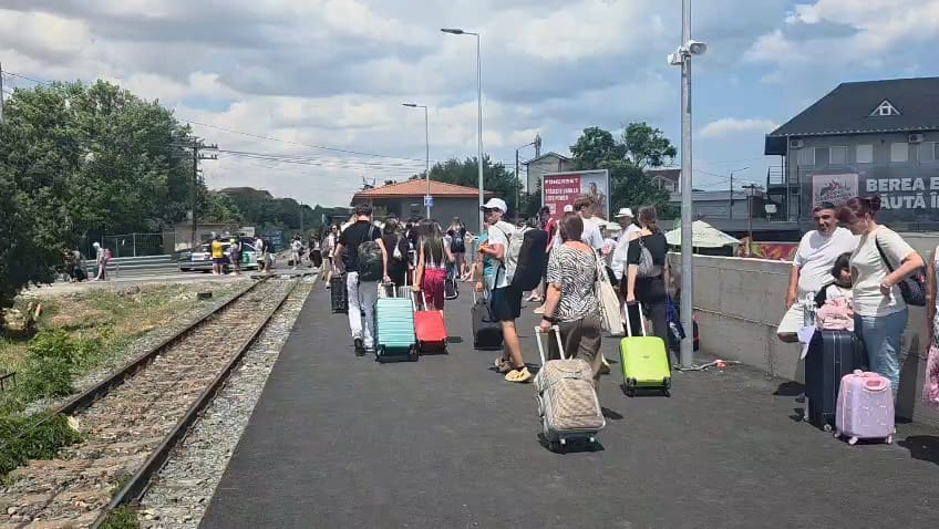 foto video incepe festivalul beach please gara costinesti luata cu asalt de tinerii veniti pe litoral foto video incepe festivalul beach please gara costinesti luata cu asalt de tinerii veniti pe litoral