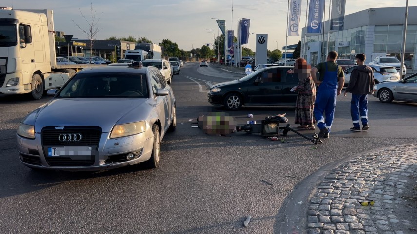 foto video accident rutier in constanta un trotinetist a fost lovit in cartierul palas de o masina inmatriculata foto video accident rutier in constanta un trotinetist a fost lovit in cartierul palas de o masina inmatriculata