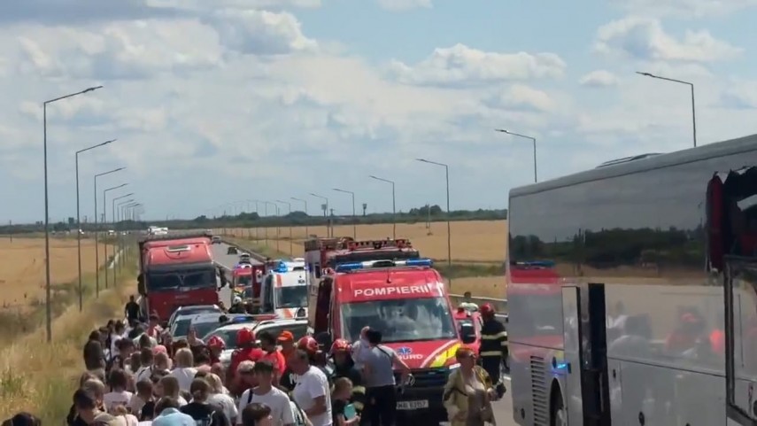 foto video accident intre un tir si un autocar pe pasajul dintre autostrada a2 si dn21 cinci copii au foto video accident intre un tir si un autocar pe pasajul dintre autostrada a2 si dn21 cinci copii au