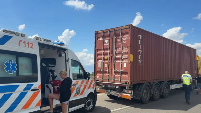 foto video accident intre un tir si un autocar pe pasajul dintre autostrada a2 si dn21 cinci copii au foto video accident intre un tir si un autocar pe pasajul dintre autostrada a2 si dn21 cinci copii au