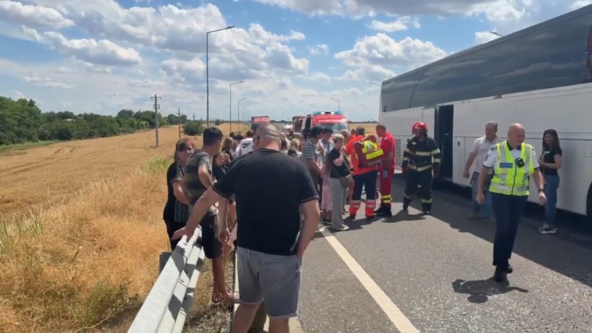foto video accident intre un tir si un autocar pe pasajul dintre autostrada a2 si dn21 cinci copii au foto video accident intre un tir si un autocar pe pasajul dintre autostrada a2 si dn21 cinci copii au