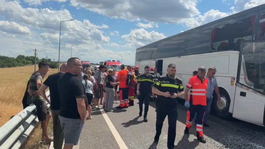 foto video accident intre un tir si un autocar pe pasajul dintre autostrada a2 si dn21 cinci copii au foto video accident intre un tir si un autocar pe pasajul dintre autostrada a2 si dn21 cinci copii au